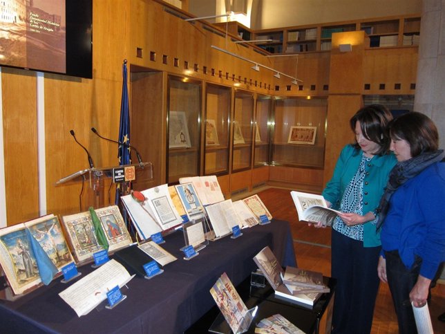 Plantagenet y Pelegrín consultando el nuevo catálogo