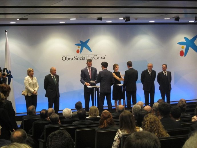 El Rey Felipe VI y la Reina Letizia entregan las Becas de La Caixa