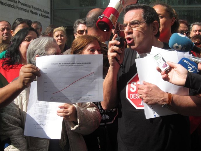 El portavoz de la PAH en la manifestación frente a la Ciudad de la Justicia