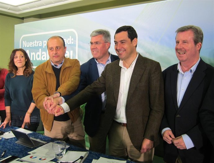 Moreno (2d), junto a Fernández de Moya y otros miembros de PP de Jaén.