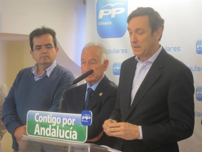 Hernando, en rueda de prensa en Almería