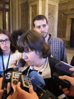 La detective Maite Francés atiende a los medios en el Parlament