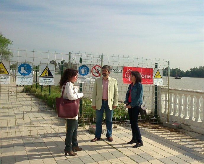 Obras de reparación en el paseo fluvial de Coria del Río (Sevilla)