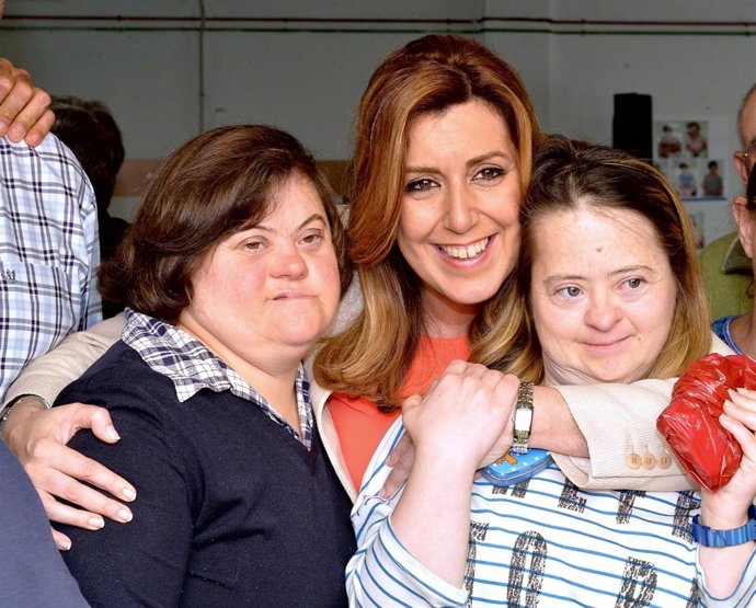 Susana Díaz con usuarias del centro de Aprosub