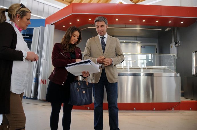 Entrega del mercado en Peñarroya con Andrés Lorite