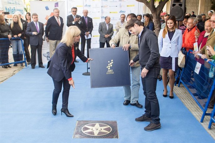 Carlos Checa descubre su estrella en el Paseo de la Fama
