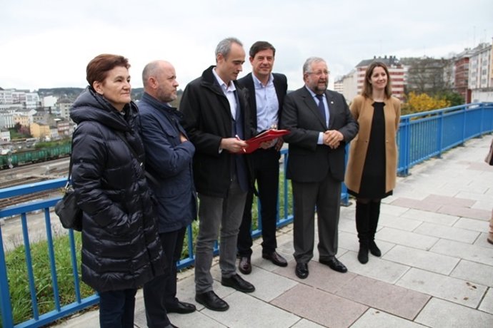 El PSOE de Lugo recoge firmas para reclamar el AVE