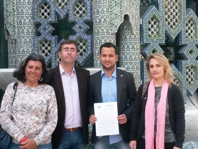 IU ante el pabellón de las Tres Culturas