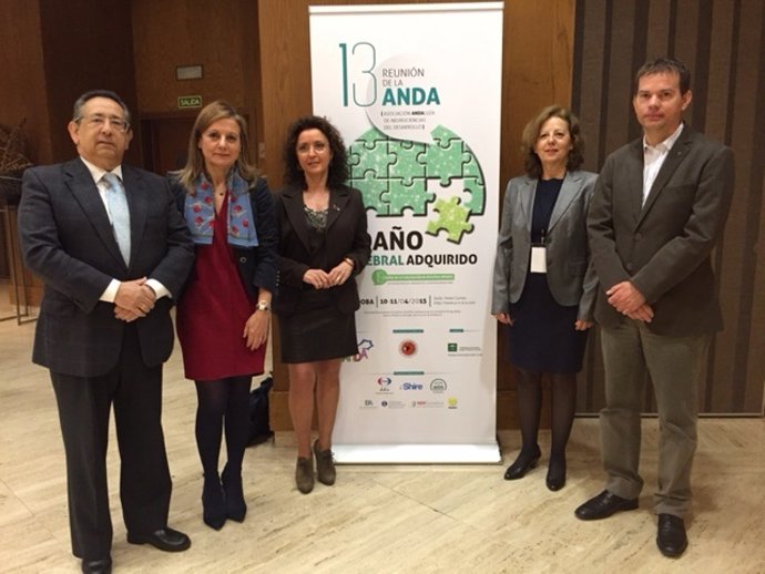 Autoridades y organizadores en la inauguración