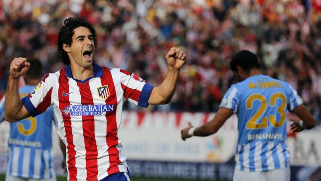 El jugador Tiago celebra su gol ante el Málaga.