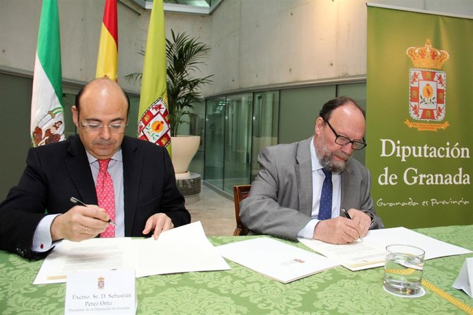 Firma del convenio entre Diputación y UGR