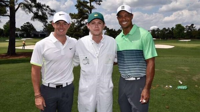 Nial Horan se cae durante un partido de golf