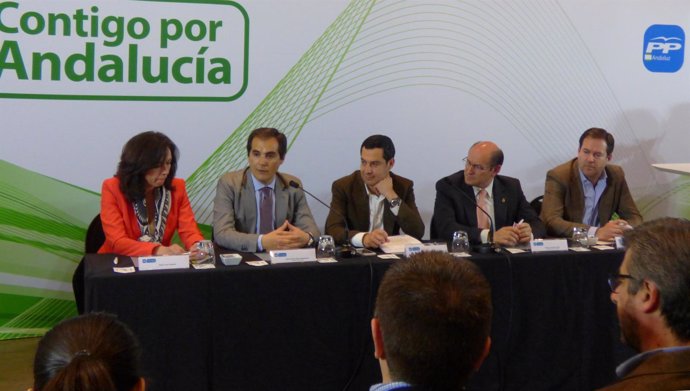Moreno (centro), en el Consejo de Alcaldes del PP de Córdoba