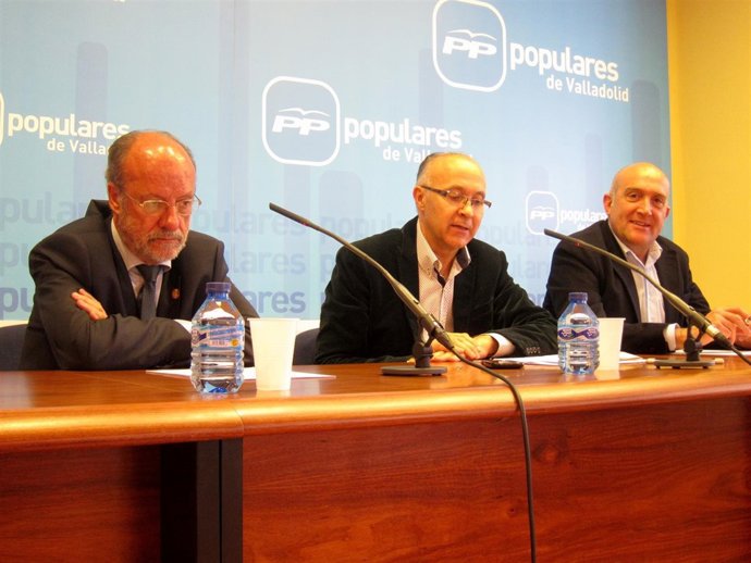 León de la Riva, Ruiz Medrano y Carnero, en la sede del PP de Valladolid. 