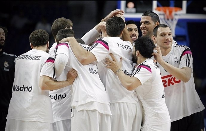 El Real Madrid celebra el primer puesto en el 'Top 16' de la Euroliga