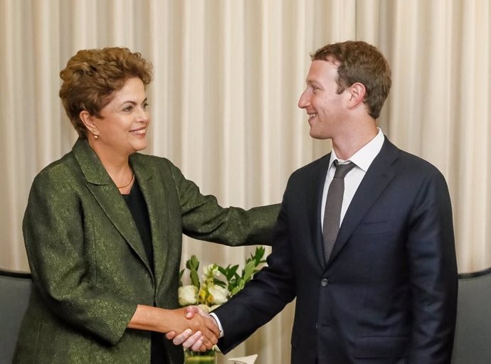 La presidenta de Brasil, Dilma Rousseff, y el creador de Facebook, Mark Zuckerbe