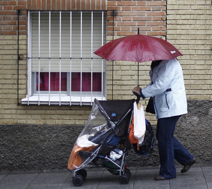 Gente con paraguas en Madrid.