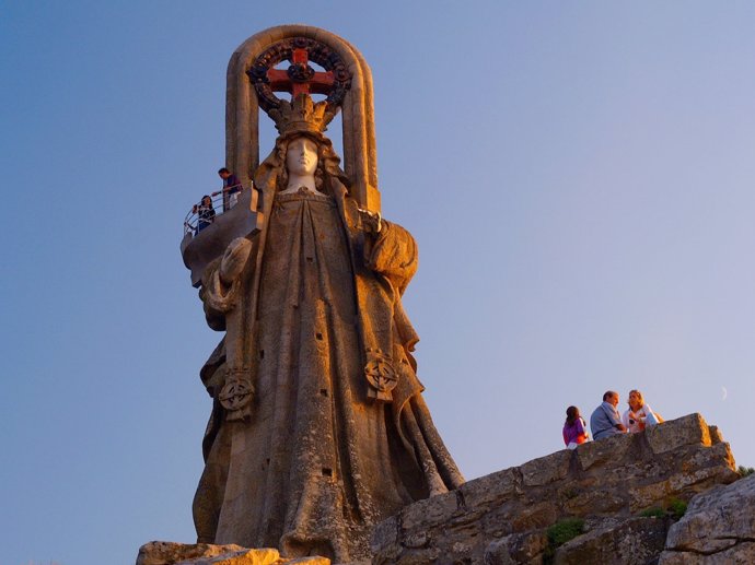 Monumento de la Virgen de la Roca, en Baiona (Pontevedra)