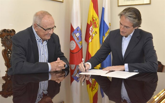 Firma del convenio Ayuntamiento de Santander-Asociación Costa Quebrada