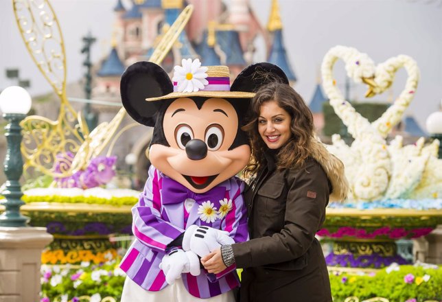 Hiba Abouk junto a Micky Mouse en Disneyland Paris