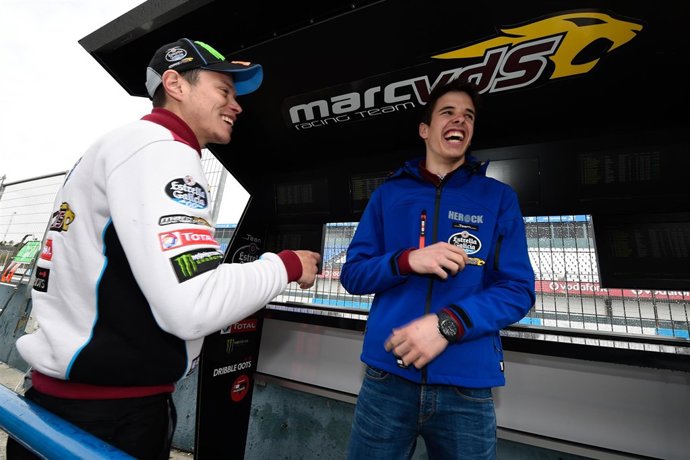 Rabat bromea con Àlex Márquez