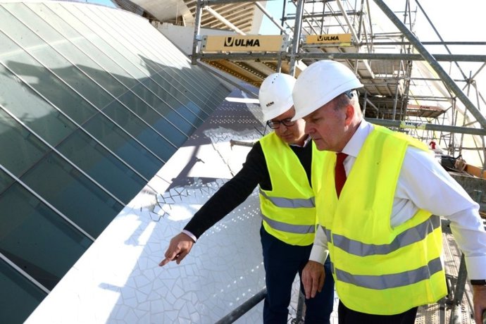 El conseller Buch visita las obras de reposición del trencadís en Les Arts.