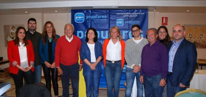 Angeles Muñoz con miembros de la candidatura PP Marbella 2015