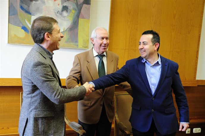 Frima del convenio entre el Gobierno, Ayto de Binéfar y empresarios.