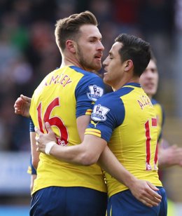 Aaron Ramsey y Alexis Sánchez celebran un gol del Arsenal