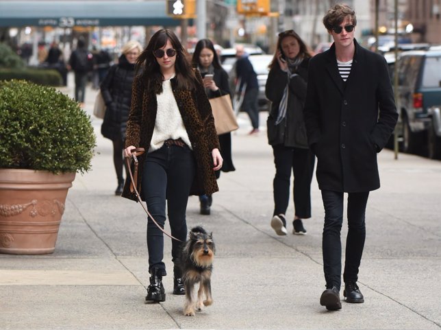 Dakota Johnson y un amigo paseando por Nueva York