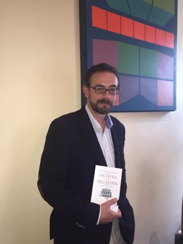 Miguel Llopis con su libro 'Escalera a la Alcaldía'