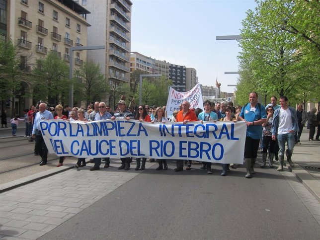 Afectados por las crecidas del Ebro exigen la limpieza del cauce.