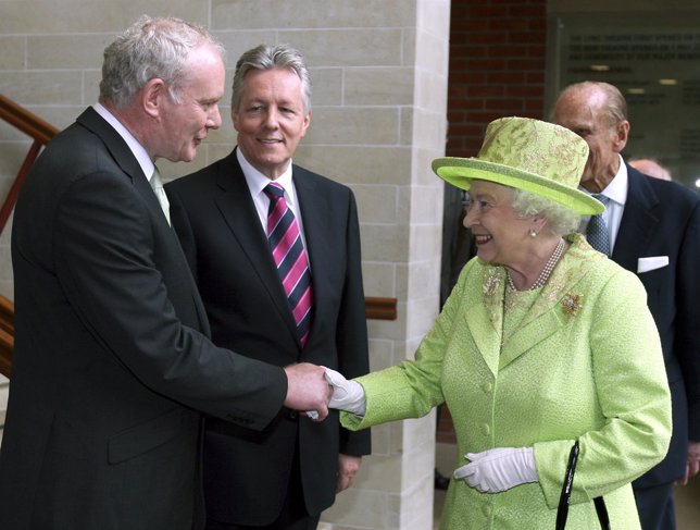 Martin McGuinness y la reina Isabel II