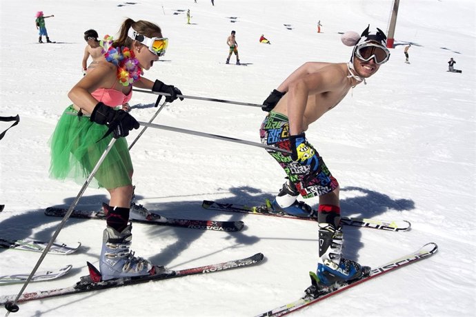 Esquiadores en Sierra Nevada