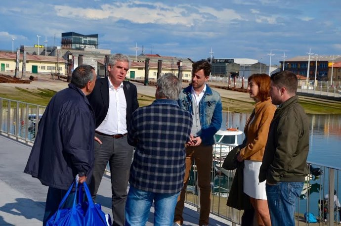 Fuentes-Pila con los propietarios de los botes del fondeadero de Castilla-Hermid