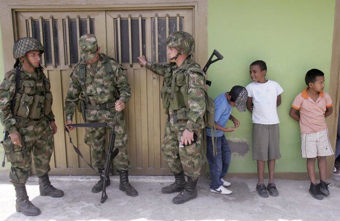 Colombian soldiers stand guard in Corinto province