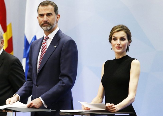 Doña letizia, sobria y de negro preside las becas de la caixa