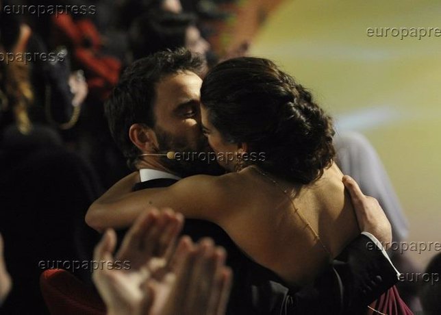 Beso de Clara Lago y Dani Rovira en los Premios Goya 2015