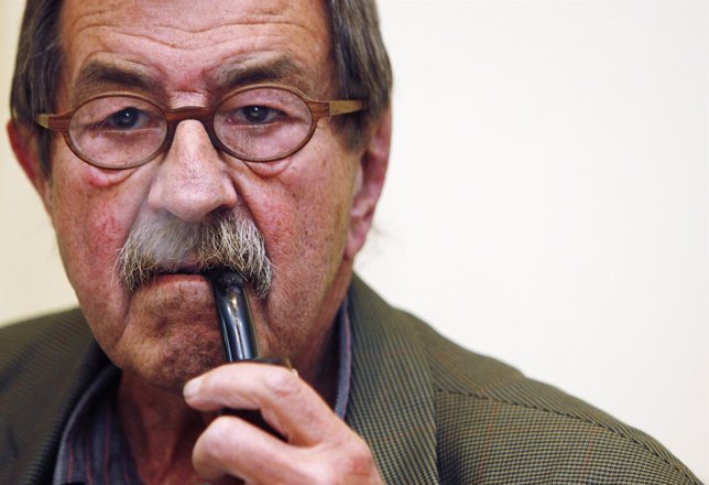 Gunter Grass smokes a pipe during a news conference t