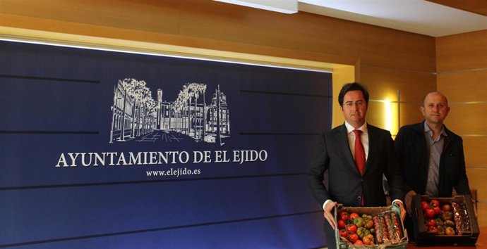 El alcalde ejidense, Francisco Góngora (izq), con los tomates enviados a Chicote