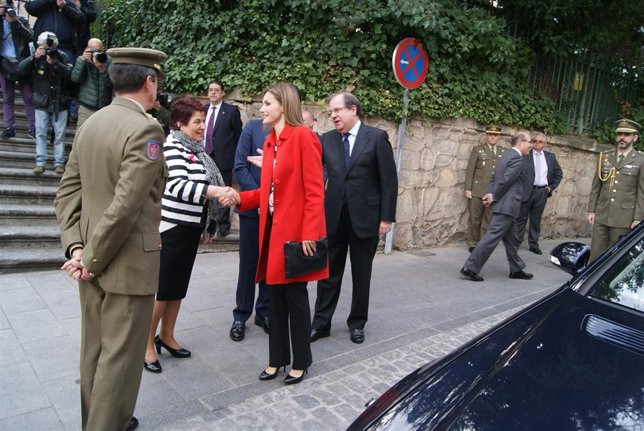 Doña Letizia saluda a la alcaldesa de Segovia en presencia de Herrera