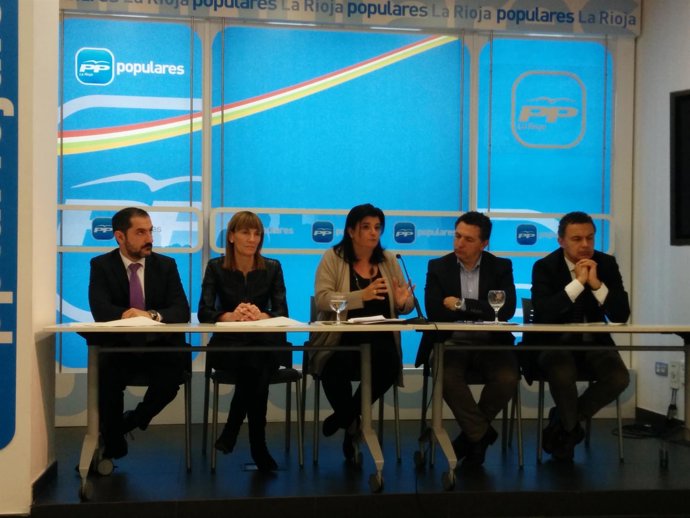 Arruga, en el centro, con los demás participantes en la rueda de prensa