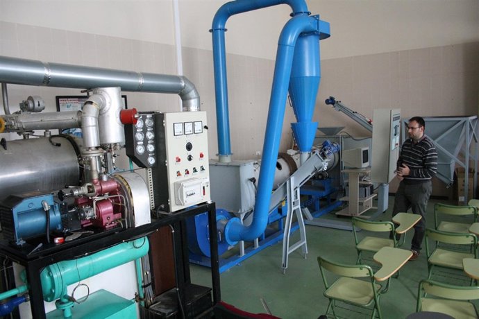 Francisco Javier Gómez, junto al secadero rotativo experimental.