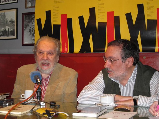 El poeta Marcos Ricardo Barnatán, a la izquierda