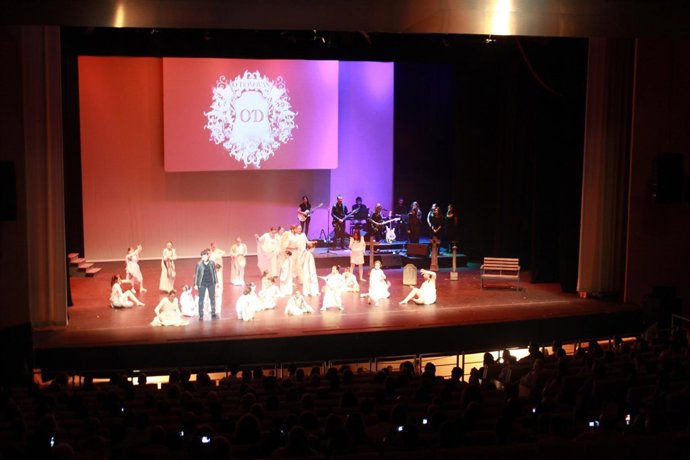 Una treintena de actores participan en este musical. 
