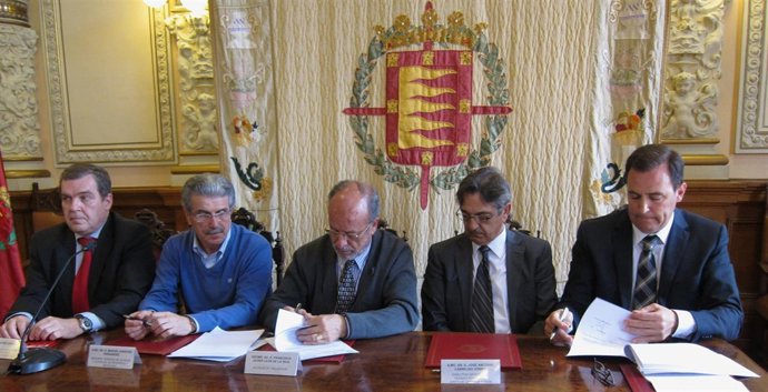 Firma del acuerdo entre el Ayuntamiento de Valladolid y Centrolid