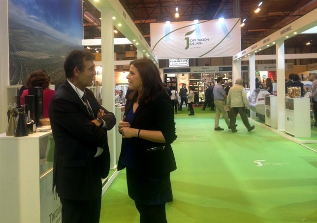 Férriz (d) en el estand de la Diputación de Jaén en el Salón del Gourmet.