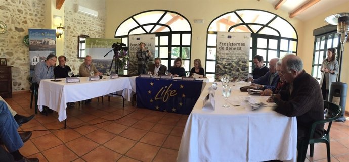 Serrano (al fondo, centro) durante el acto en Pozoblanco