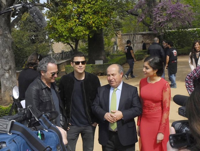 El alcalde de Granada, José Torres Hurtado, con los actores de El Príncipe