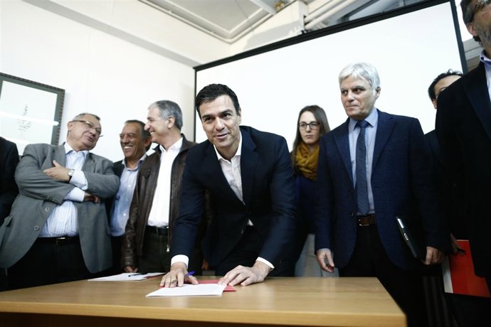 Pedro Sánchez suscribe un decálogo para su programa electoral en educación